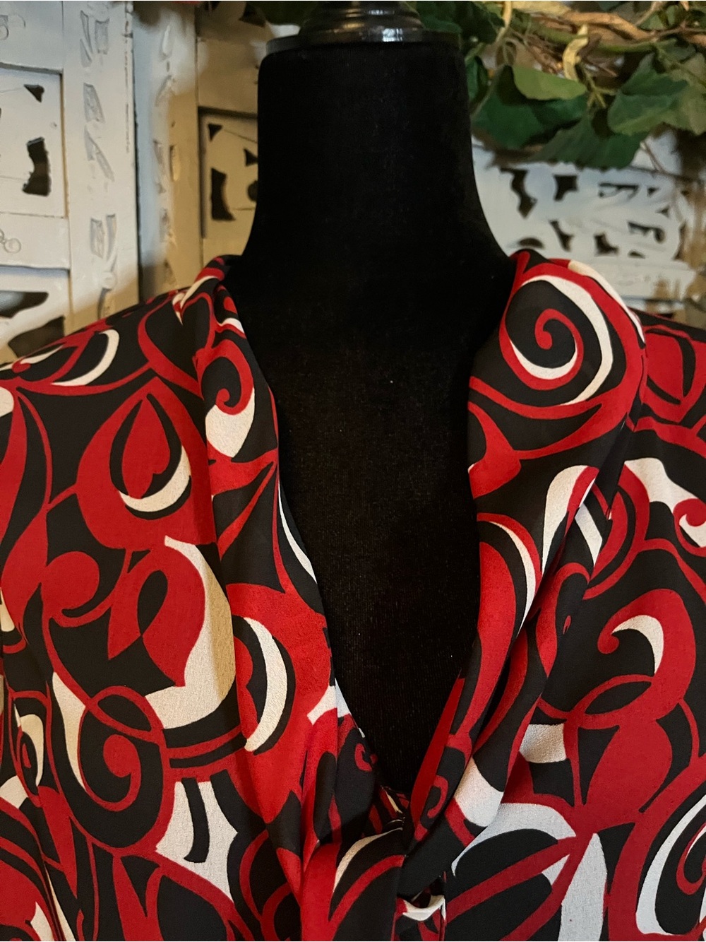 AVENUE ABSTRACT RED BLACK & WHITE FLORAL & SWIRLS DESIGN PLUS SIZE TOP - Picture 3 of 9